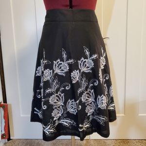 Ann Taylor Loft embroidered midi-skirt Size 6P